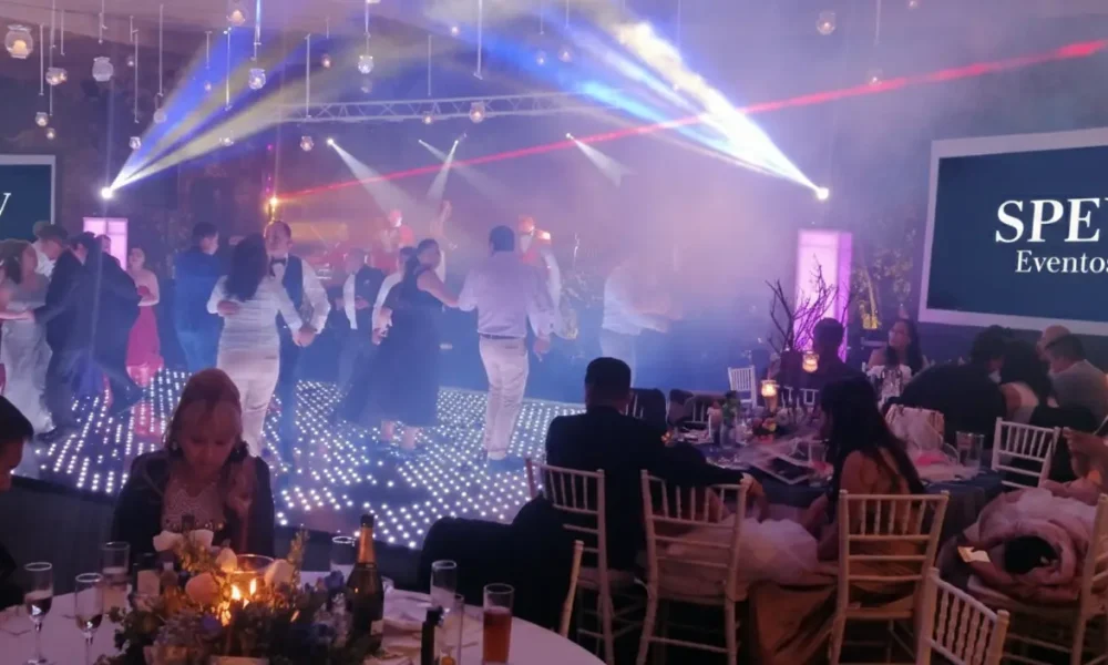 pista-iluminada-led-boda-cdmx.webp
